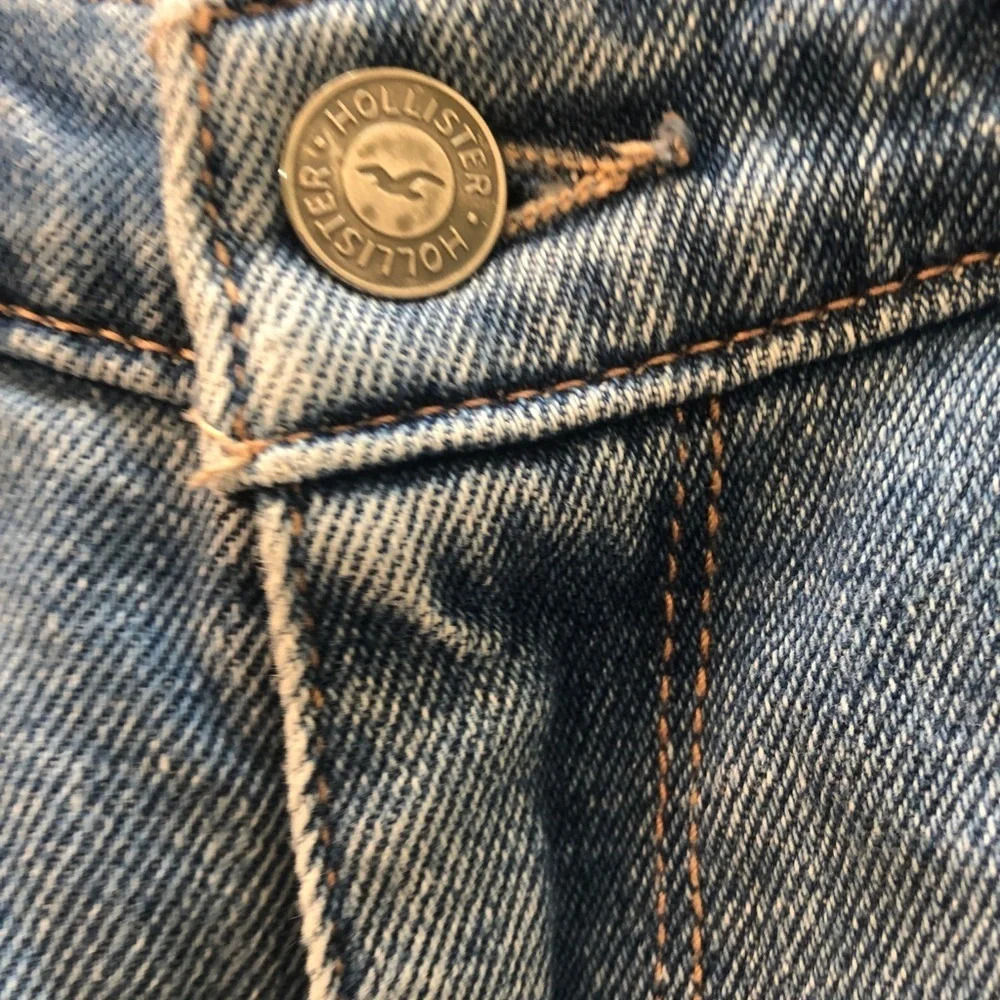 HOLLISTER HIGH RISE DISTRESSED MOM JEANS - Picture 6 of 8